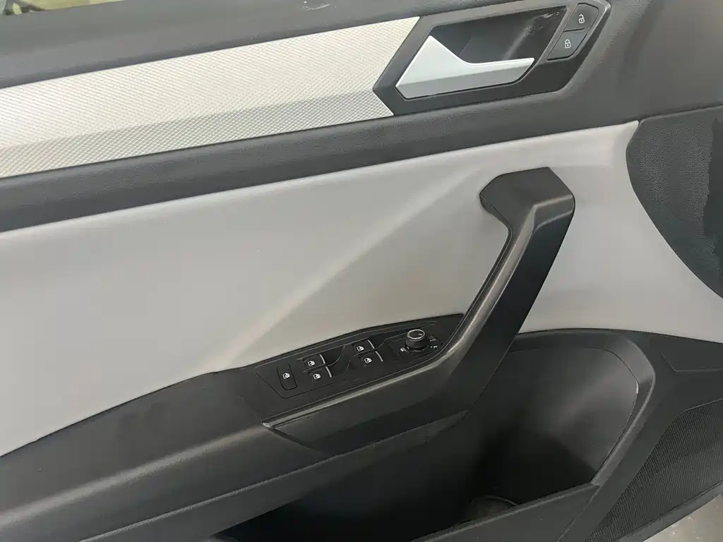 Volkswagen T-Roc 2023 — фото 12