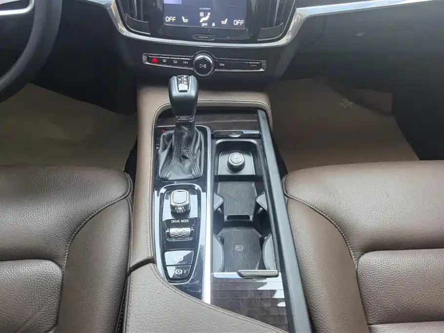 Volvo S90 2017 — фото 16