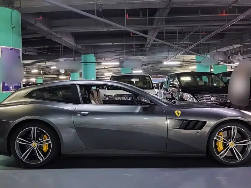 Ferrari GTC4Lusso 2019 — фото 14