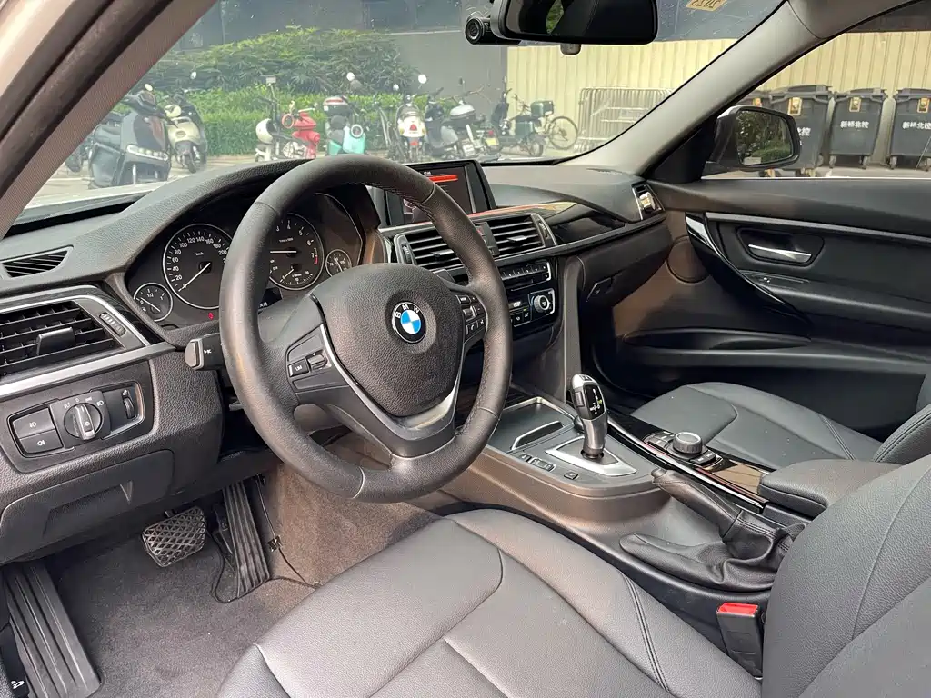 BMW 3 Series 2017 — фото 10
