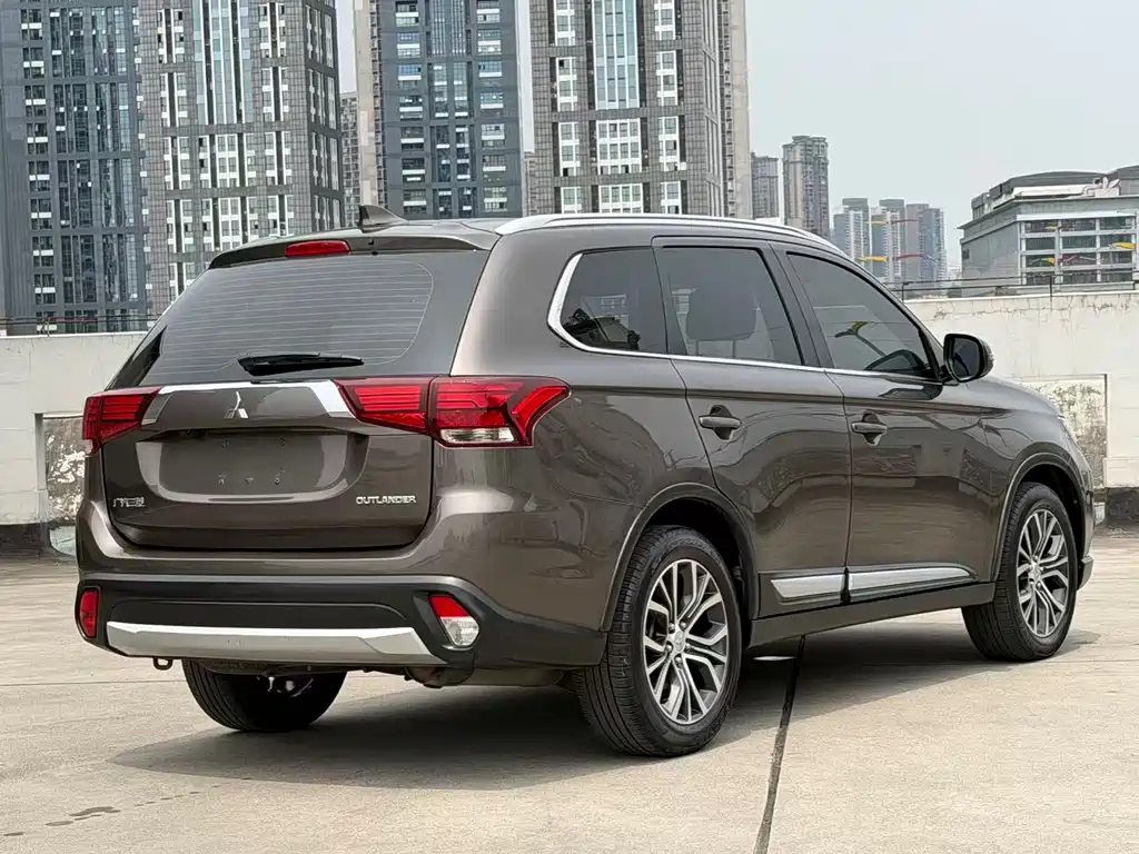 Mitsubishi Outlander 2018 — фото 6