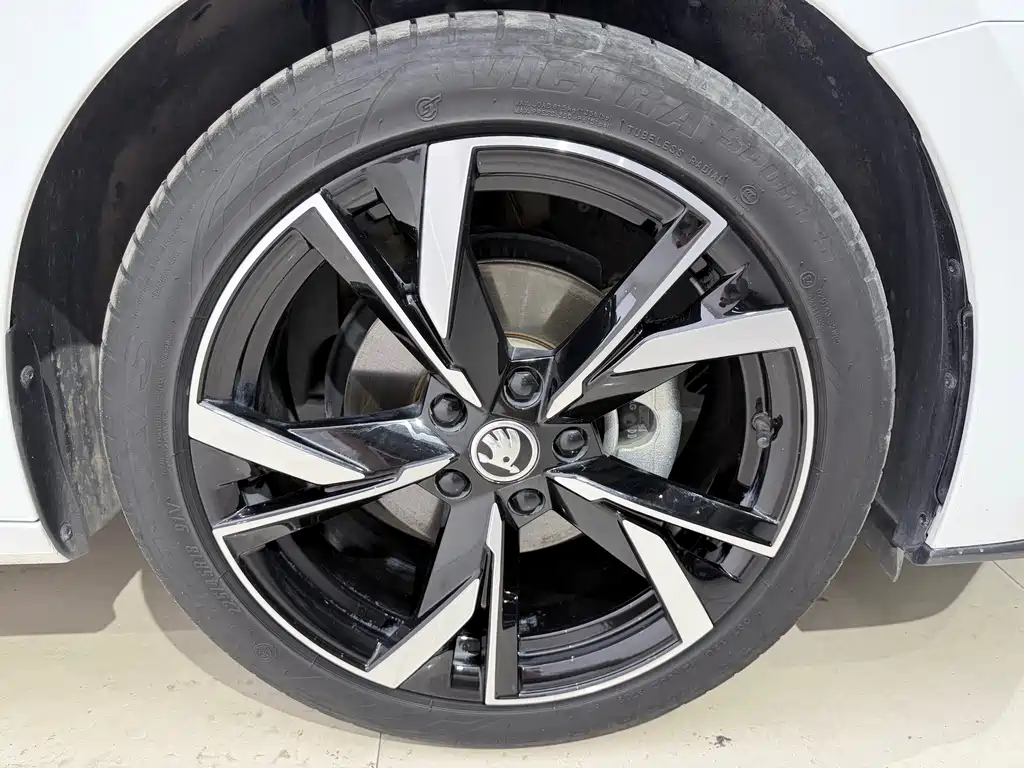 Skoda Octavia 2023 — фото 16