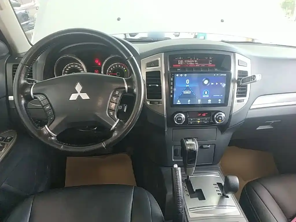 Mitsubishi Pajero 2018 — фото 11