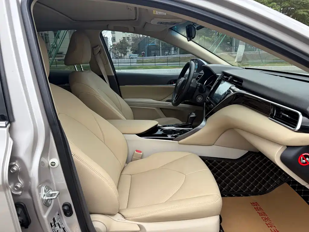 Toyota Camry 2018 — фото 17
