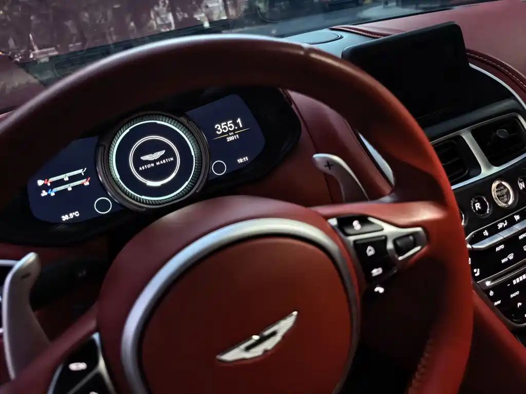 Aston Martin DB11 2020 — фото 7