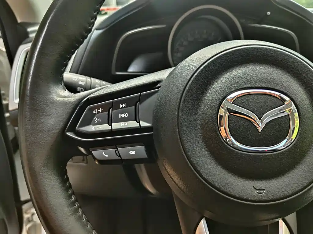 Mazda 3 Axela 2019 — фото 12