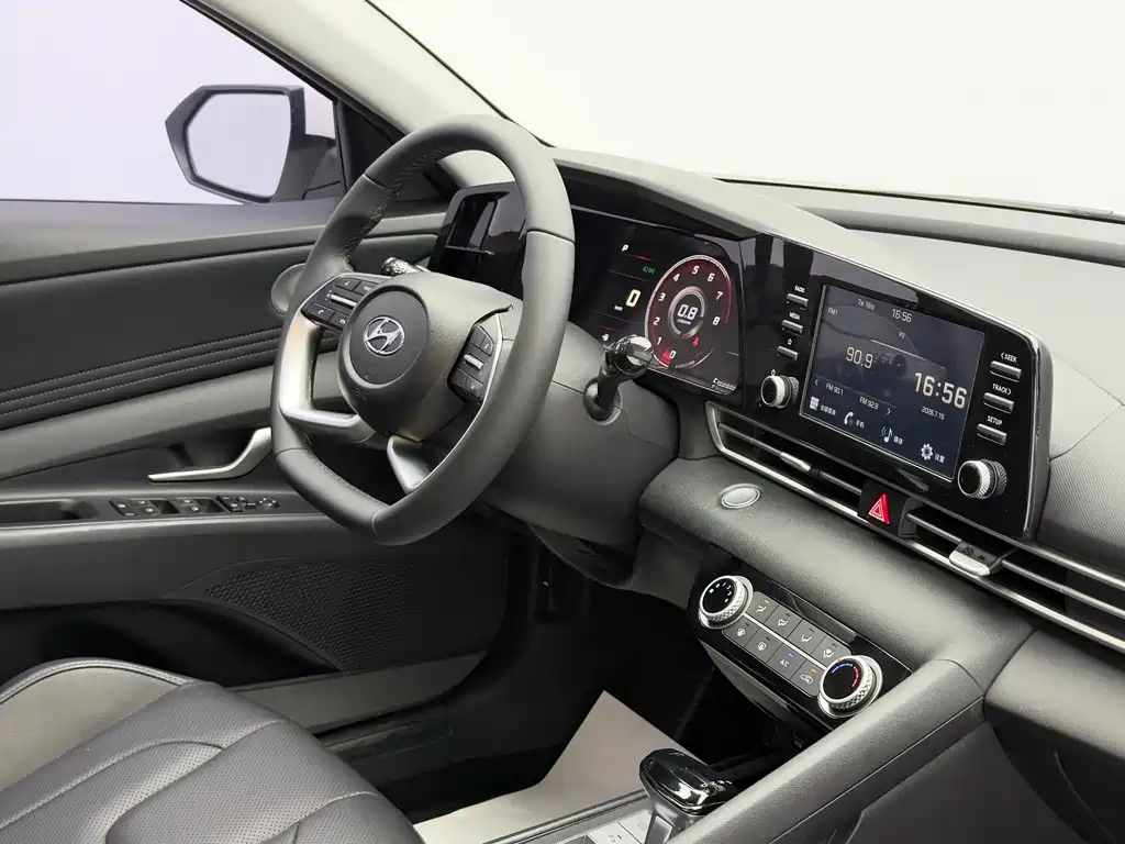 Hyundai Elantra 2023 — фото 16