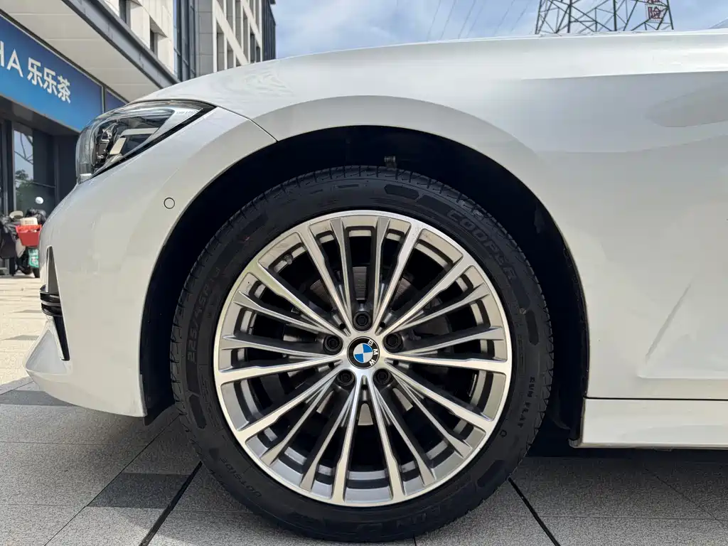 BMW 3 Series 2019 — фото 21
