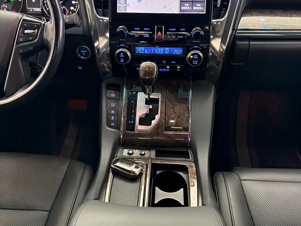 Toyota Alphard 2022 — фото 16