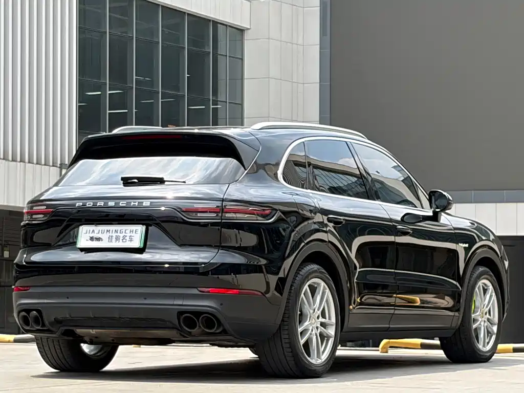 Porsche Cayenne Hybrid 2023