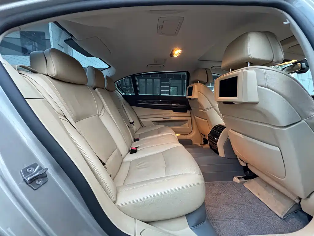 BMW 7 Series 2012 — фото 21