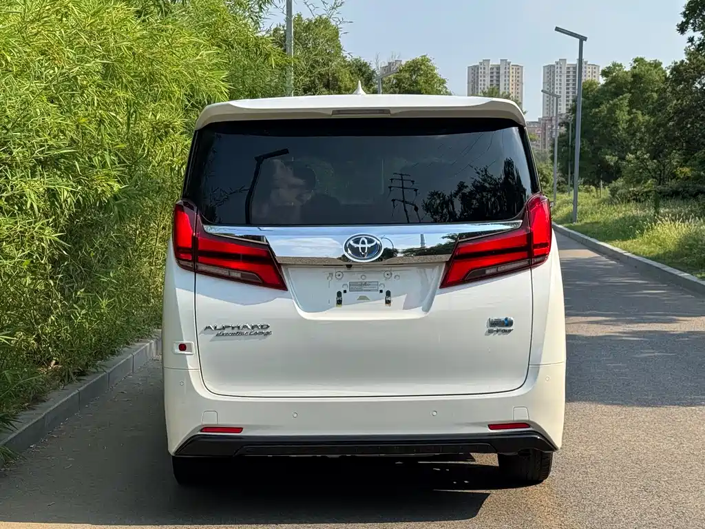 Toyota Alphard 2022 — фото 18