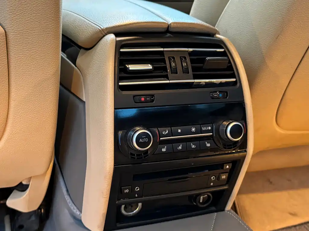 BMW 7 Series 2012 — фото 16