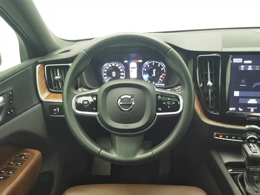 Volvo XC60 2021 — фото 11