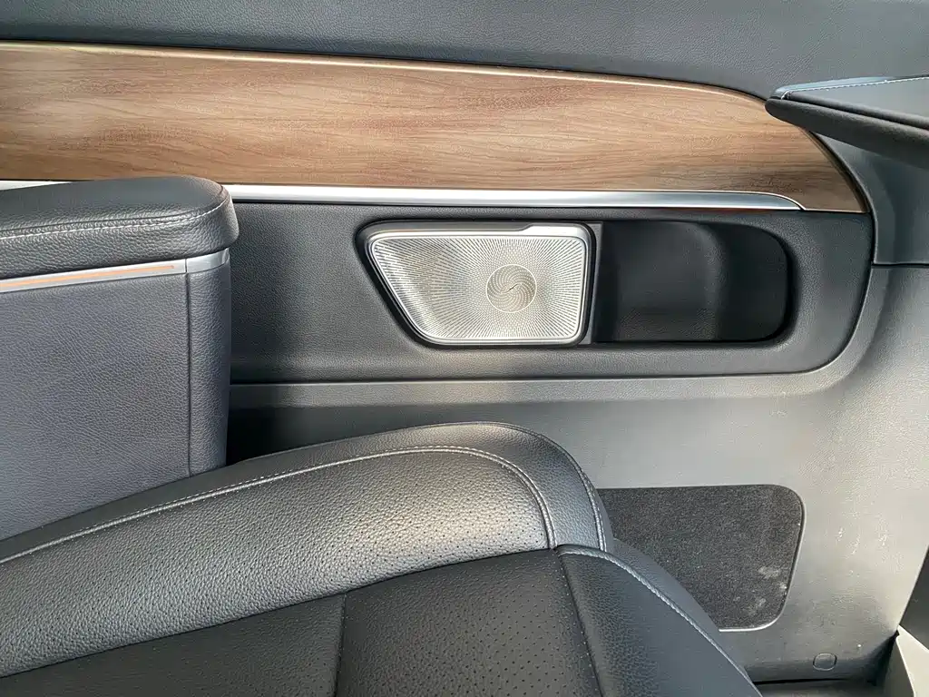 Mercedes-Benz V-Class 2023 — фото 27