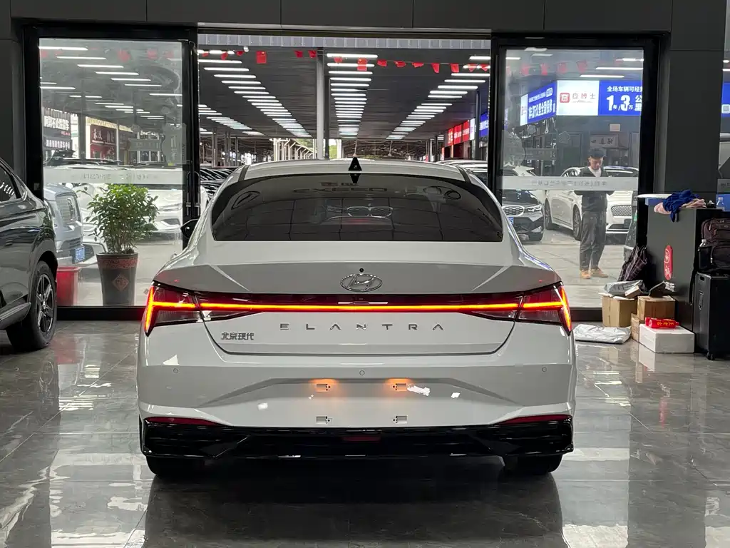Hyundai Elantra 2023 — фото 16