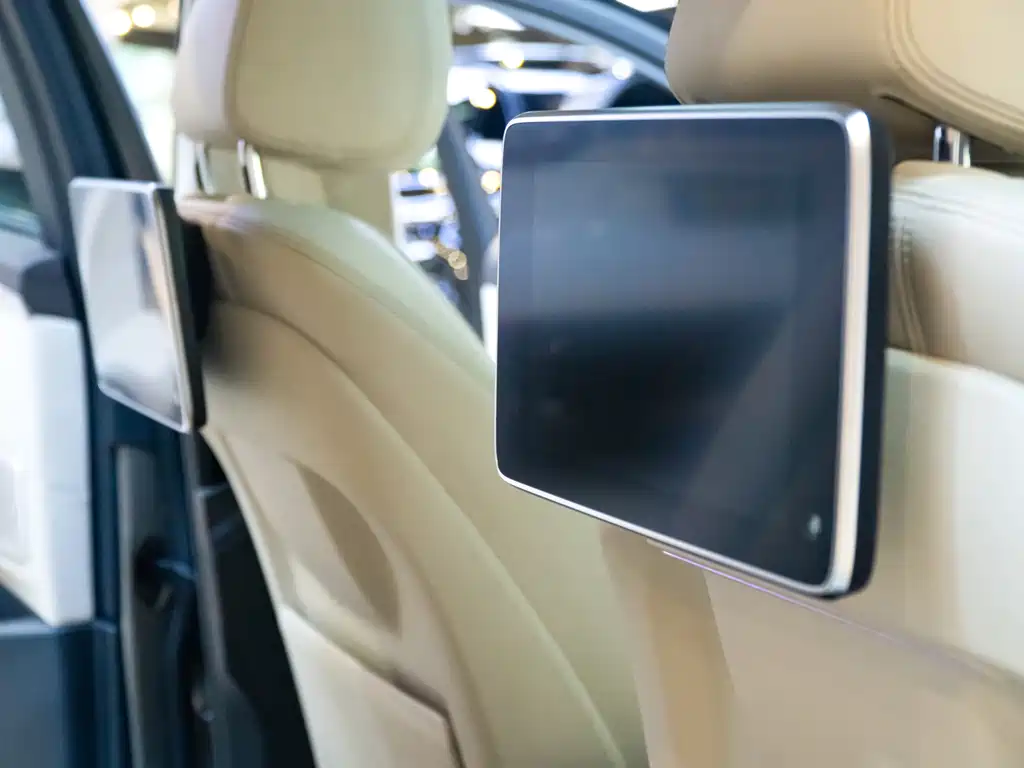 BMW 5 Series 2018 — фото 13