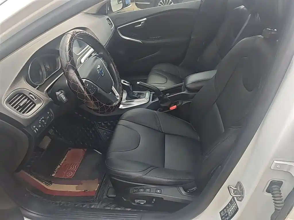 Volvo V40 2015 — фото 15