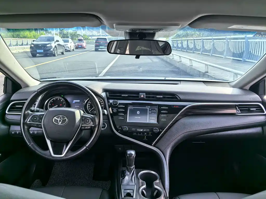 Toyota Camry 2018 — фото 12