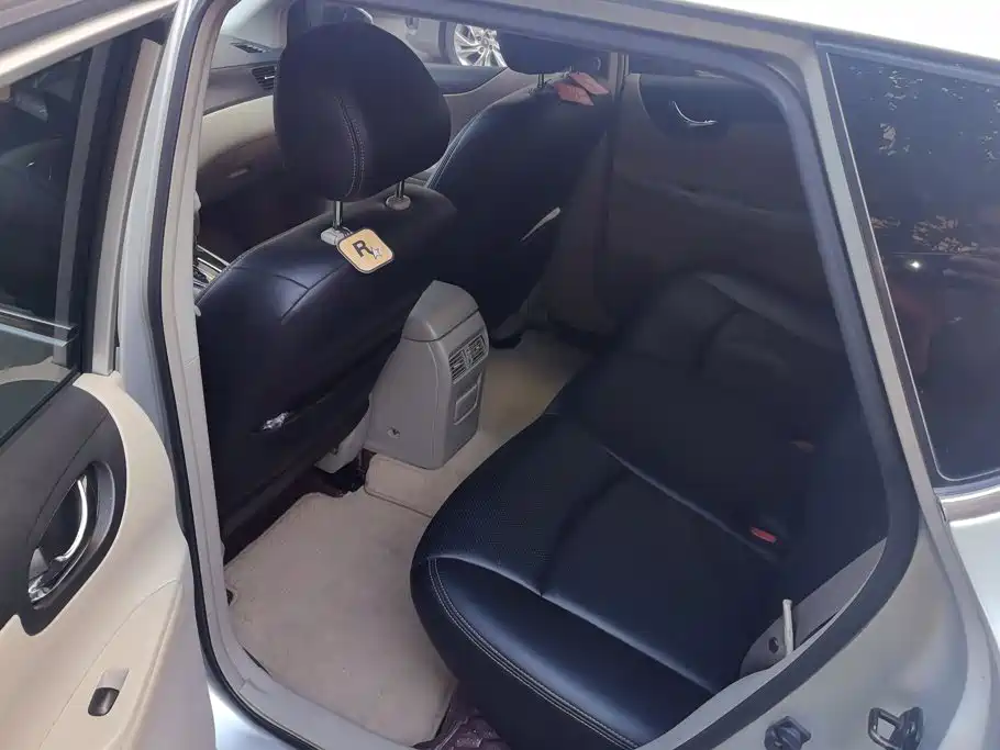 Nissan Tiida 2015 — фото 11
