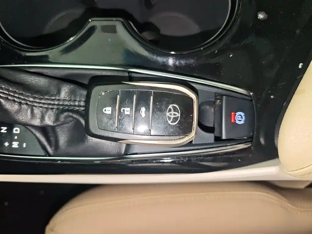 Toyota Camry 2019 — фото 11