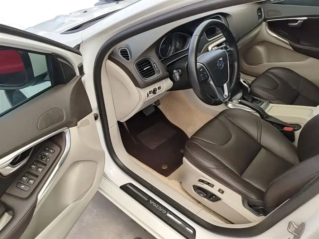 Volvo V40 2016 — фото 16