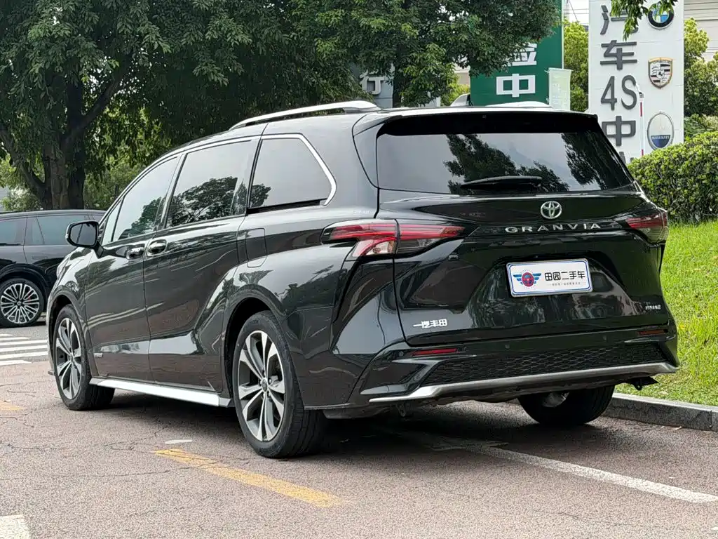 Toyota Granvia 2023 — фото 4