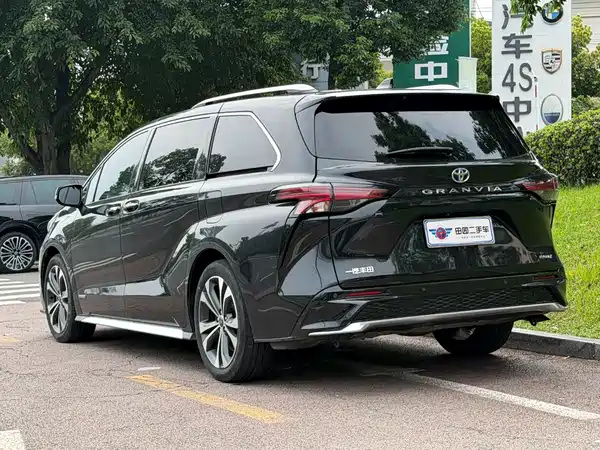 Toyota Granvia 2023