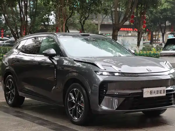 Lynk & Co 08 EM-P 2025