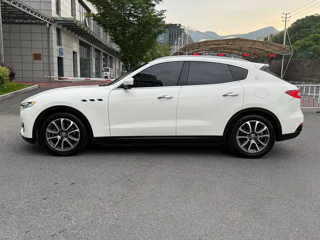Maserati Levante 2019 — фото 16
