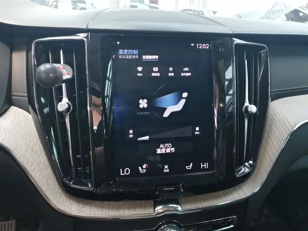 Volvo XC60 2020 — фото 13