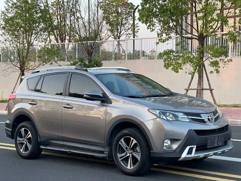 Toyota RAV4 2015 — фото 3