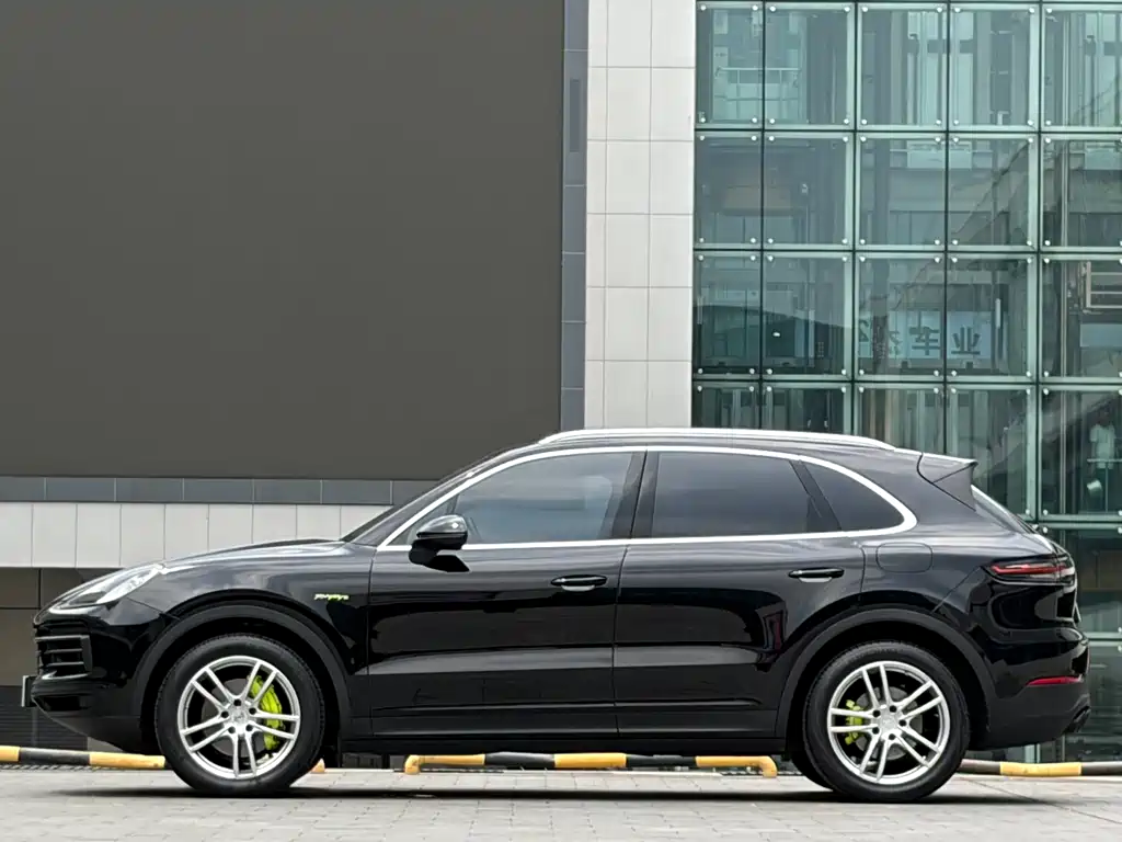 Porsche Cayenne Hybrid 2023