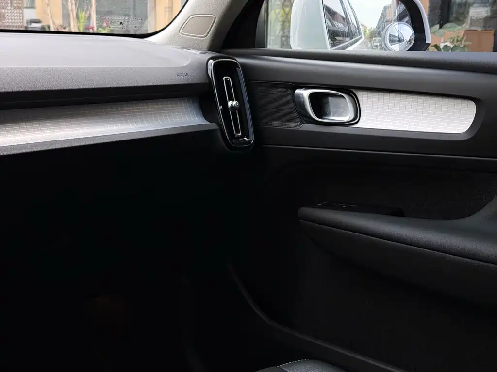Volvo XC40 2019 — фото 9