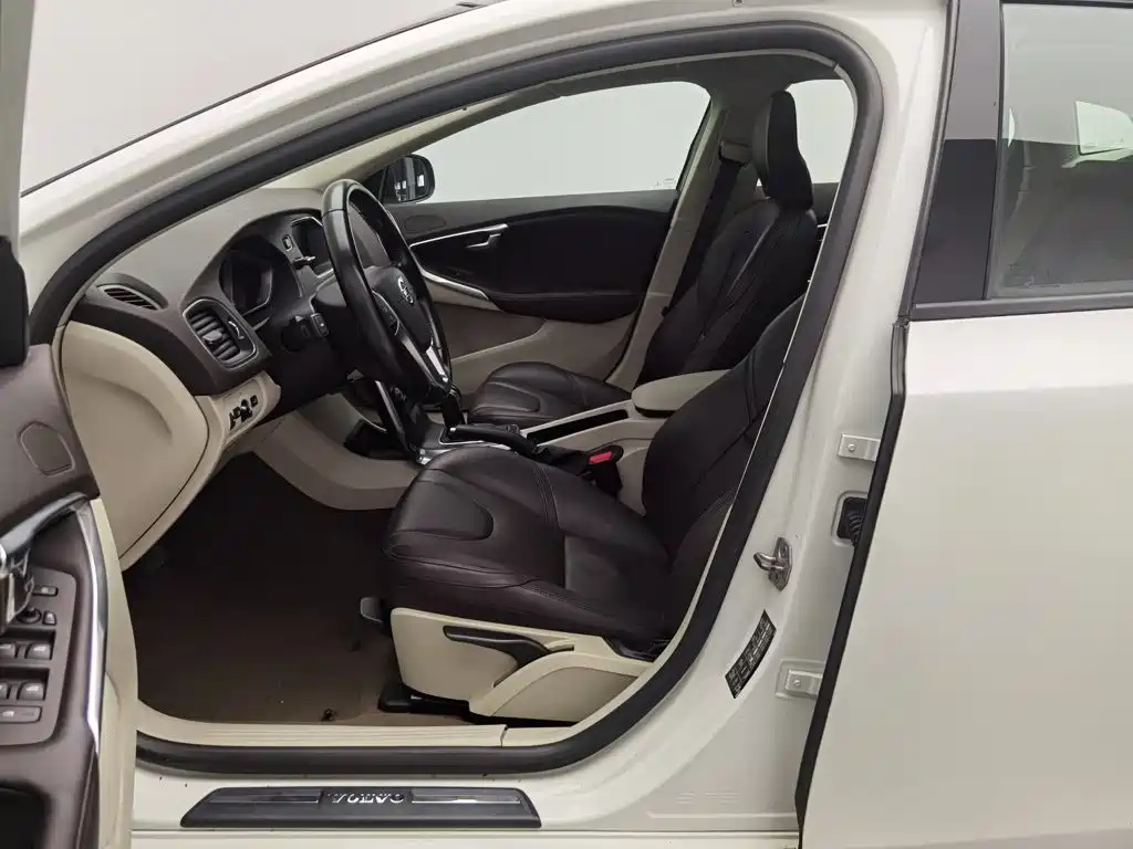 Volvo V40 2015 — фото 10
