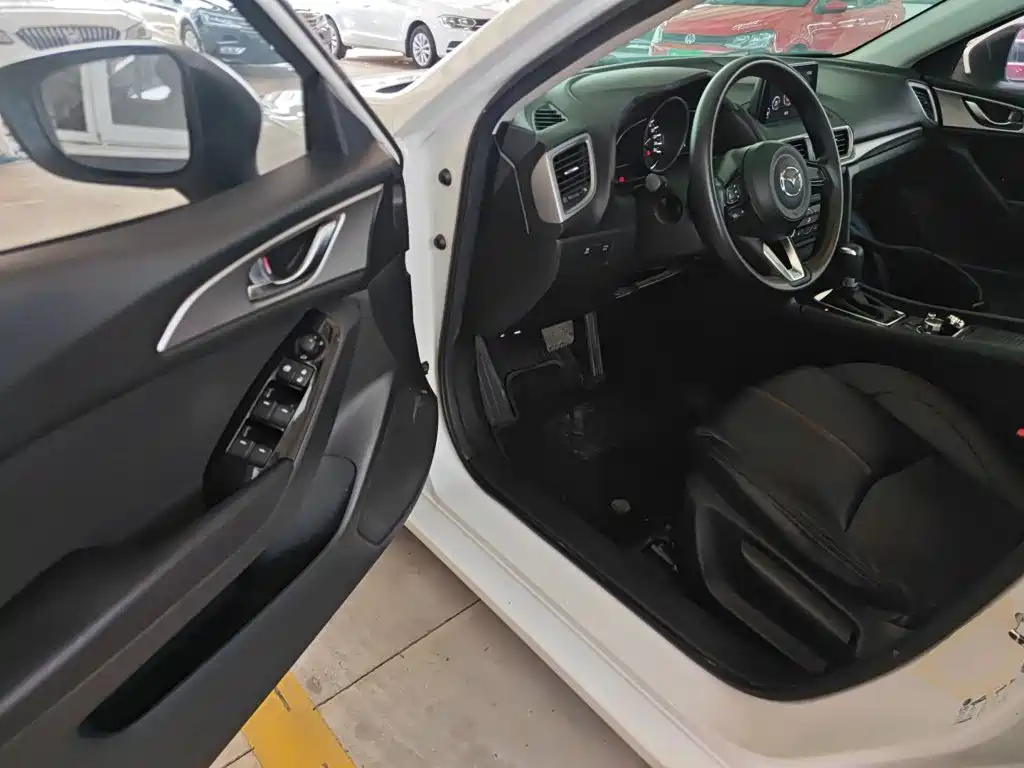 Mazda 3 Axela 2018 — фото 12