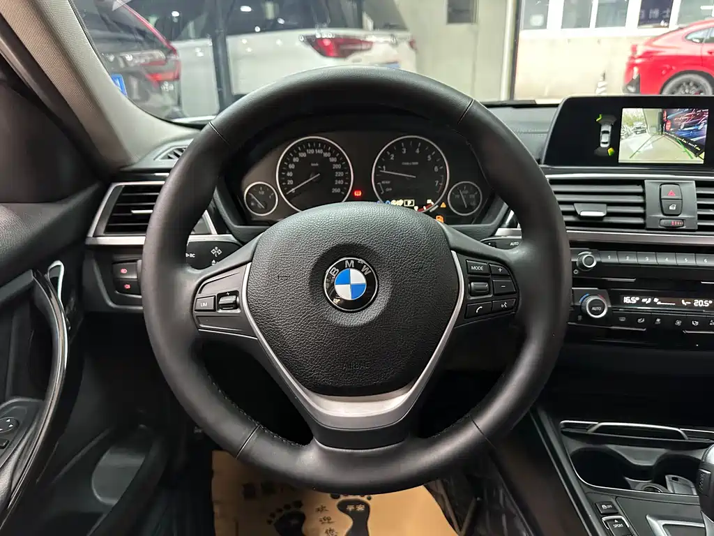 BMW 3 Series 2018 — фото 8