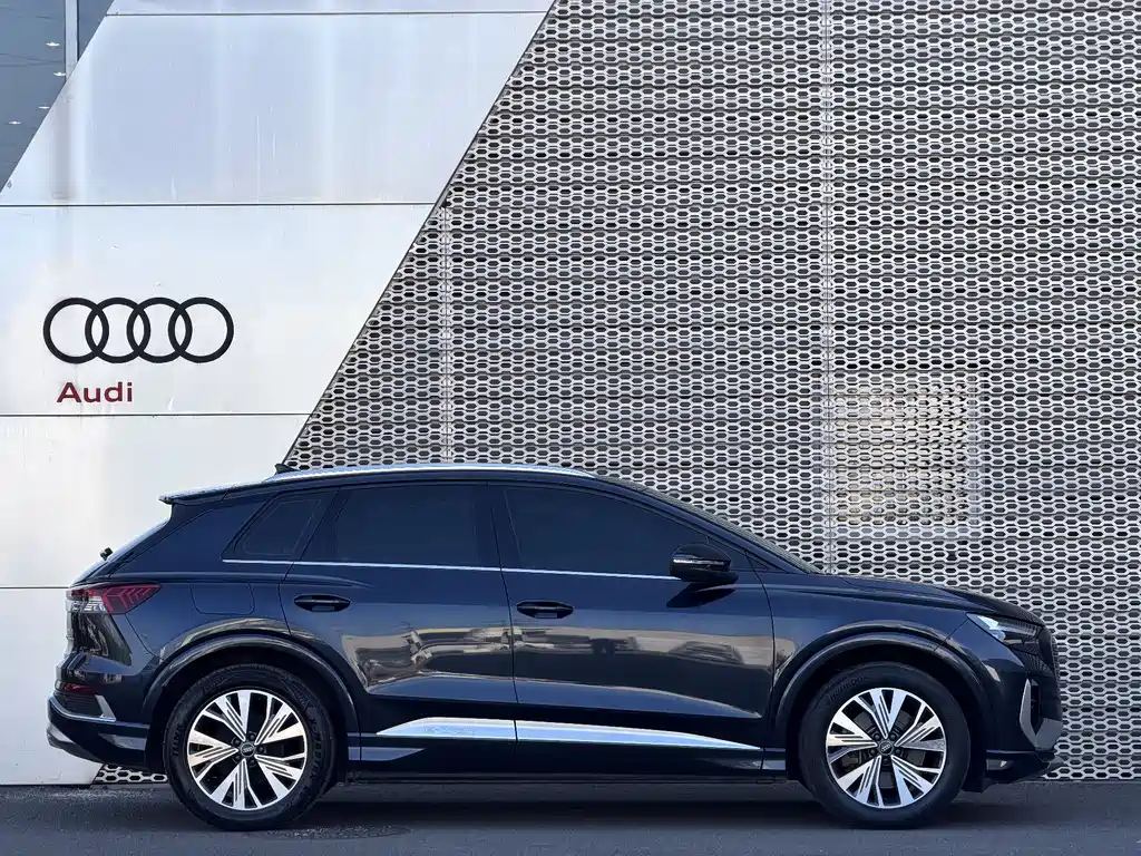 Audi Q4 e-tron 2023 — фото 3