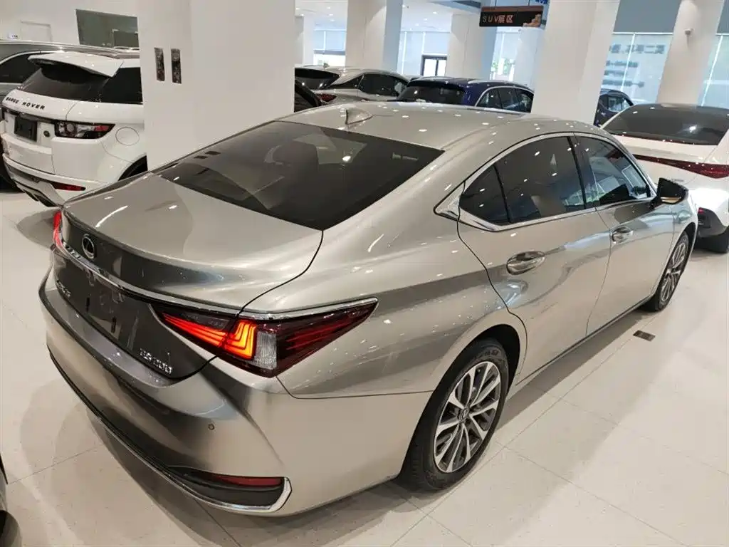 Lexus ES 2022 — фото 13