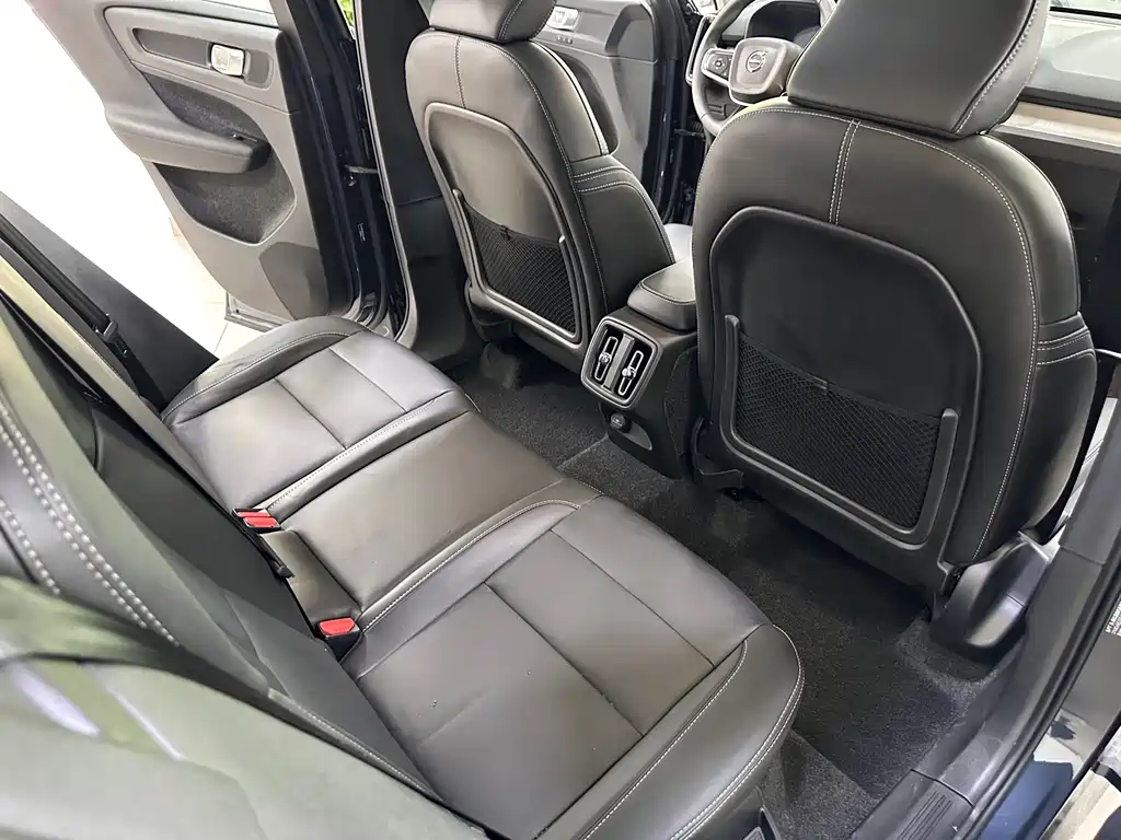 Volvo XC40 — фото 18