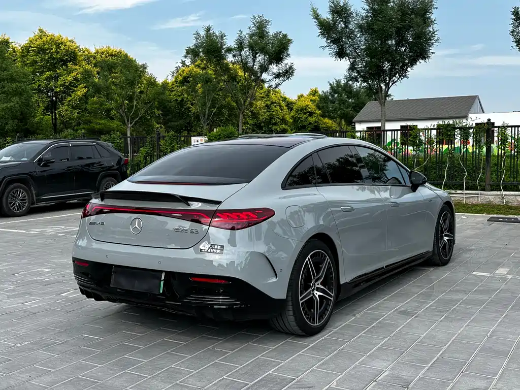Mercedes-Benz EQE AMG 2024 — фото 13