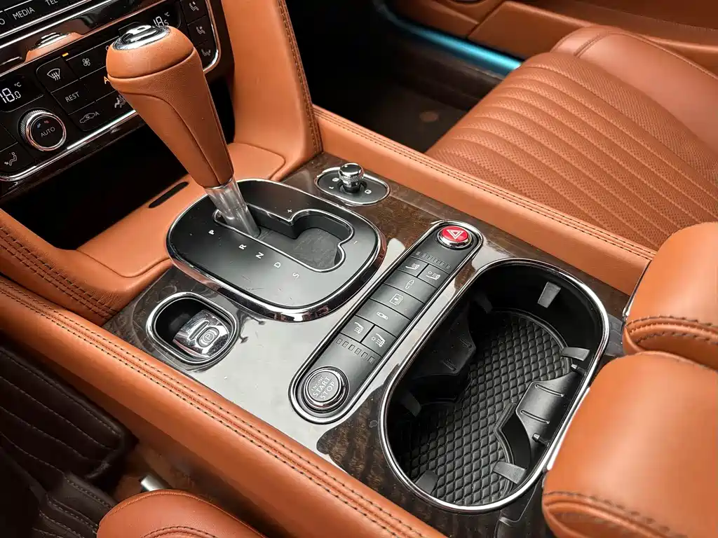 Bentley Flying Spur 2018 — фото 14