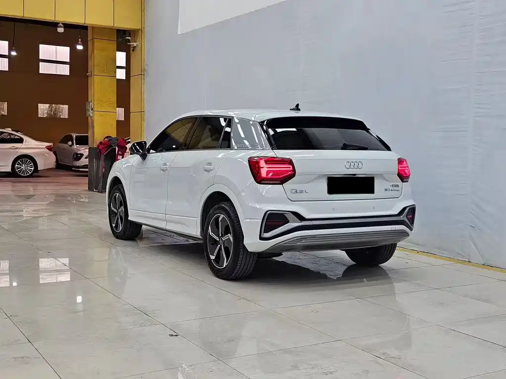Audi Q2L e-tron 2023 — фото 2
