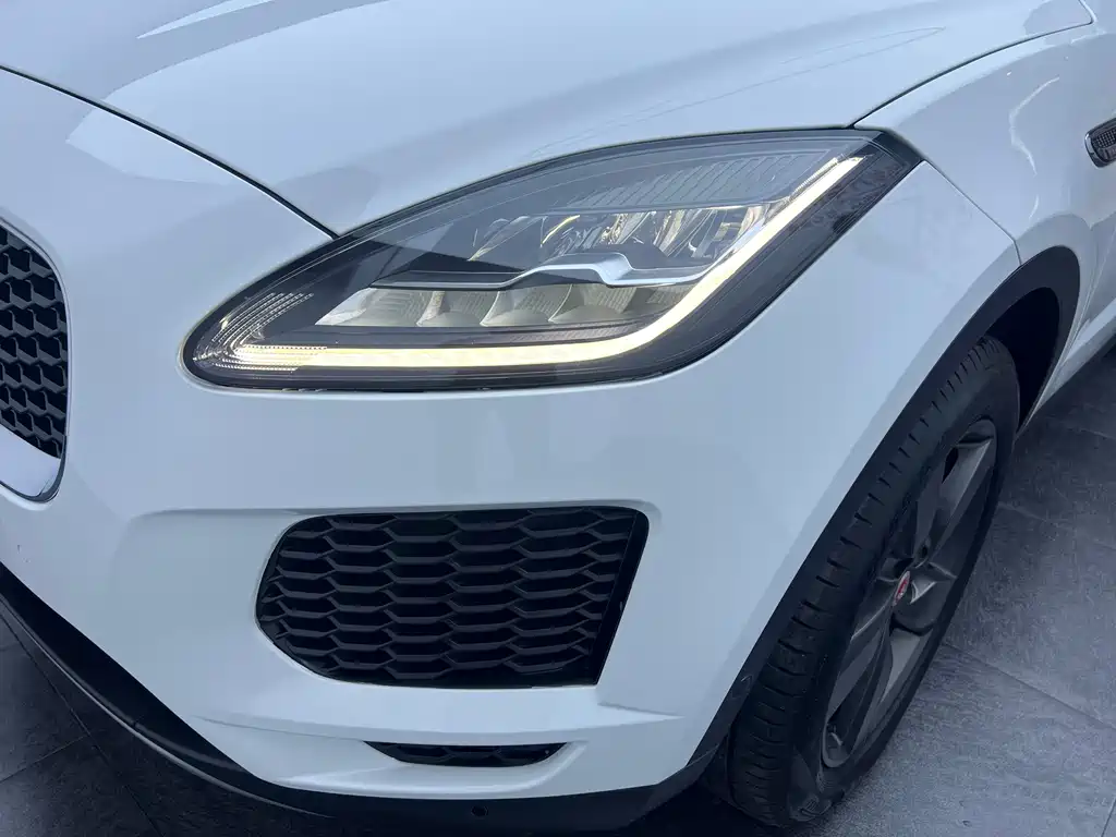 Jaguar E-PACE 2020 — фото 23