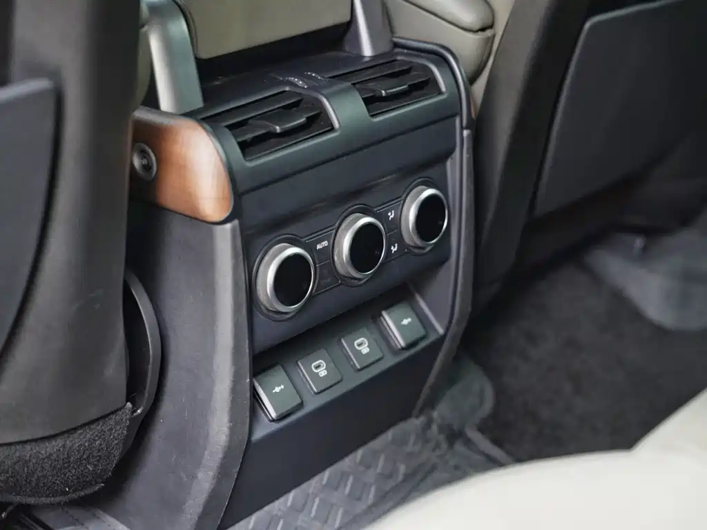 Land Rover Defender 2021 — фото 15
