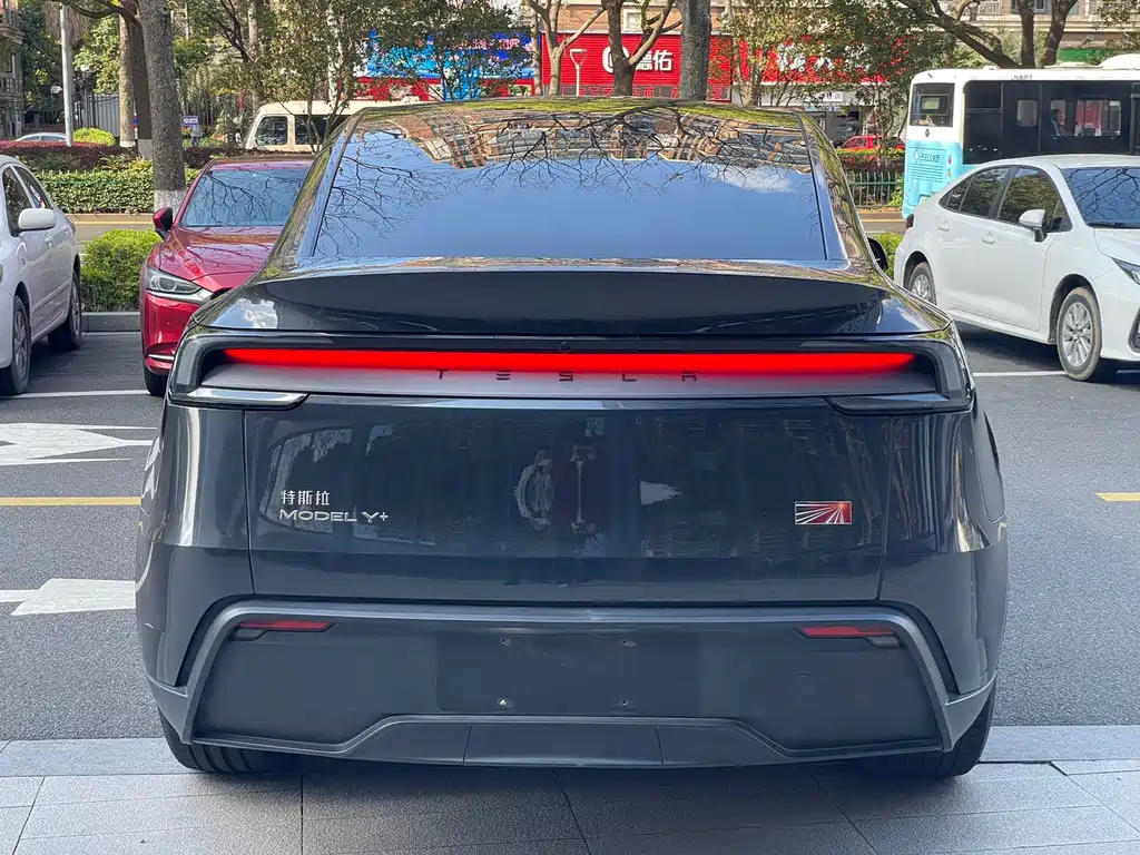 Tesla Model Y 2025 — фото 12