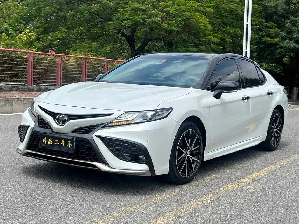 Toyota Camry 2021 — фото 1