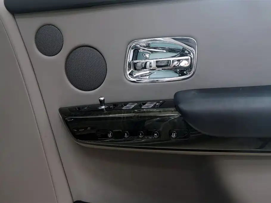 Rolls-Royce Phantom 2019 — фото 17
