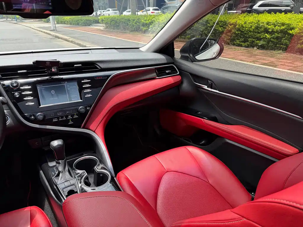 Toyota Camry 2018 — фото 26