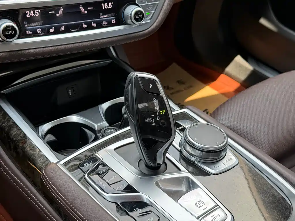 BMW 7 Series 2018 — фото 9